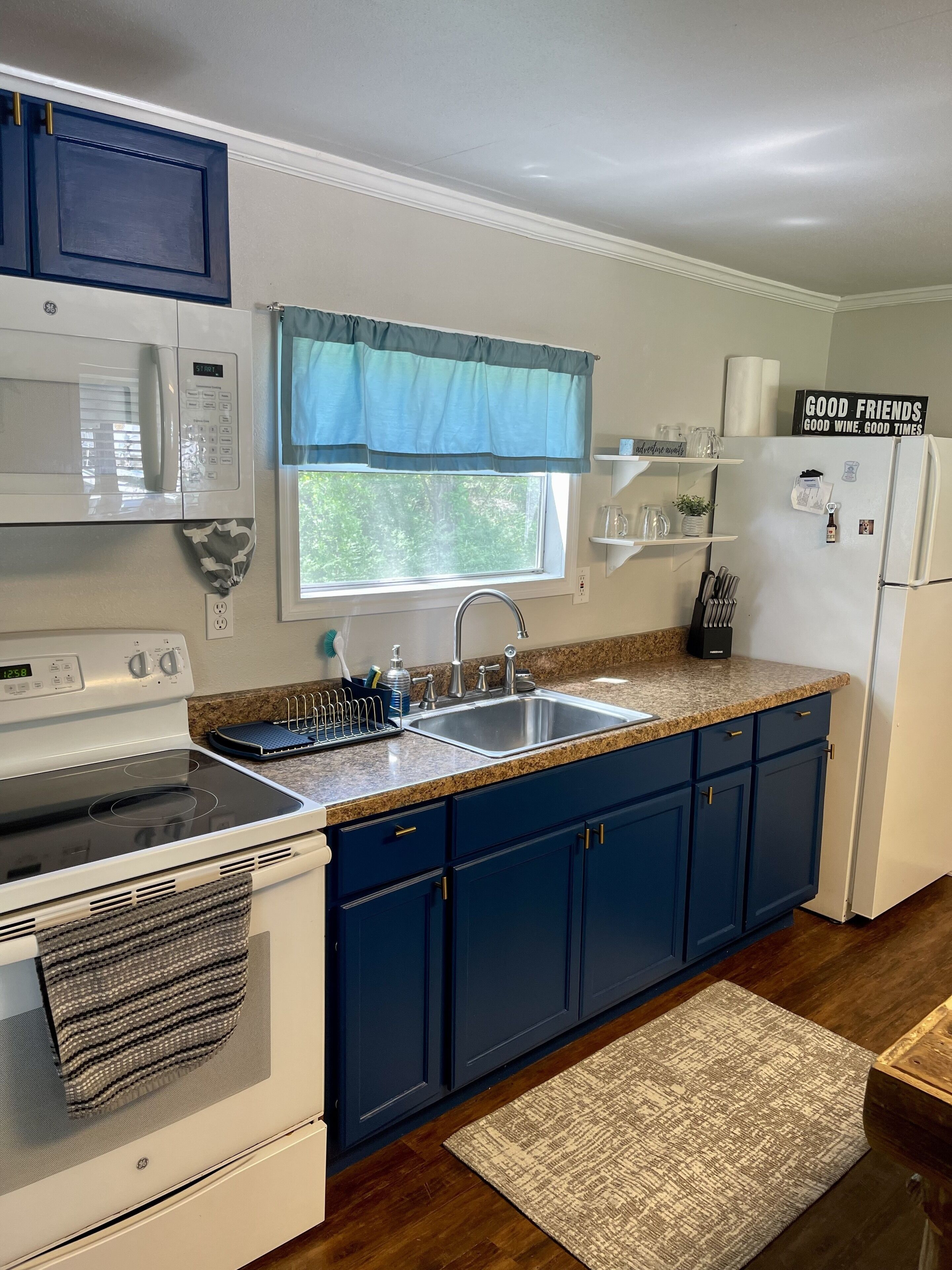 Coffee/tea maker, fridge, microwave, oven
