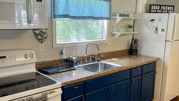 Coffee/tea maker, fridge, microwave, oven