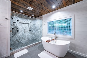 Badewanne, Haartrockner, Handtücher, Seife