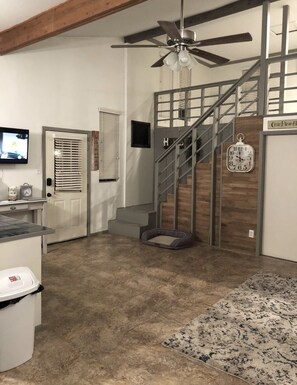 Interior - PET FRIENDLY MAIN STREET LOFT, WALKING DISTANTANCE TO OLD TOWN TOMBALL (Tomball)