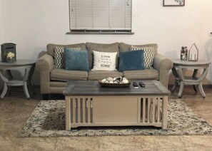 Smart TV - PET FRIENDLY MAIN STREET LOFT, WALKING DISTANTANCE TO OLD TOWN TOMBALL (Tomball)