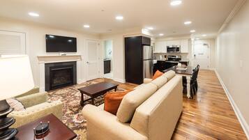 Télévision, cheminée, lecteur de DVD, baby-foot