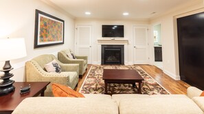 Fernseher, Kamin, DVD-Player, Tischfußball