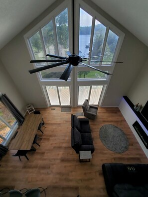 Smart-tv, een open haard en videospelletjes