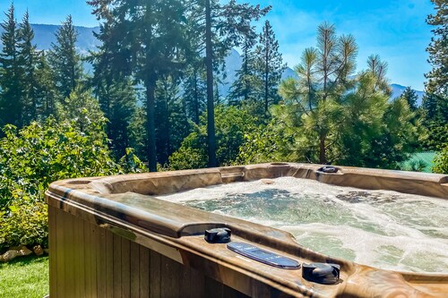 Updated dog-Friendly home with private hot tub, views & WiFi