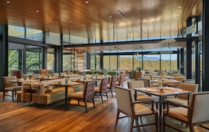 2 restaurants, breakfast, lunch, dinner served; Californian cuisine