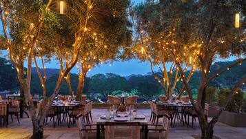 2 restaurants, breakfast, lunch, dinner served; Californian cuisine