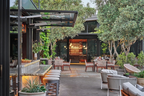 2 restaurantes; se sirve desayuno, almuerzo y cena; cocina californiana