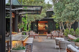 2 間餐廳；供應早餐、午餐、晚餐；加州菜式