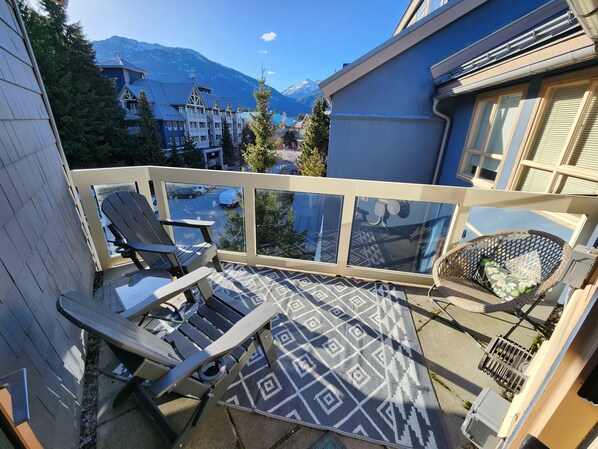 Terrace/patio - R&R Retreat - In the Heart of the Village - 1 BEDROOM + LOFT (Whistler)