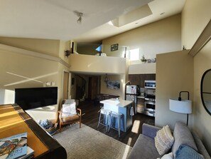 TV, fireplace - R&R Retreat - In the Heart of the Village - 1 BEDROOM + LOFT (Whistler)