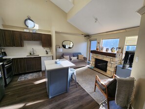 Interior - R&R Retreat - In the Heart of the Village - 1 BEDROOM + LOFT (Whistler)