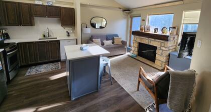 R&R Retreat - In the Heart of the Village - 1 BEDROOM + LOFT