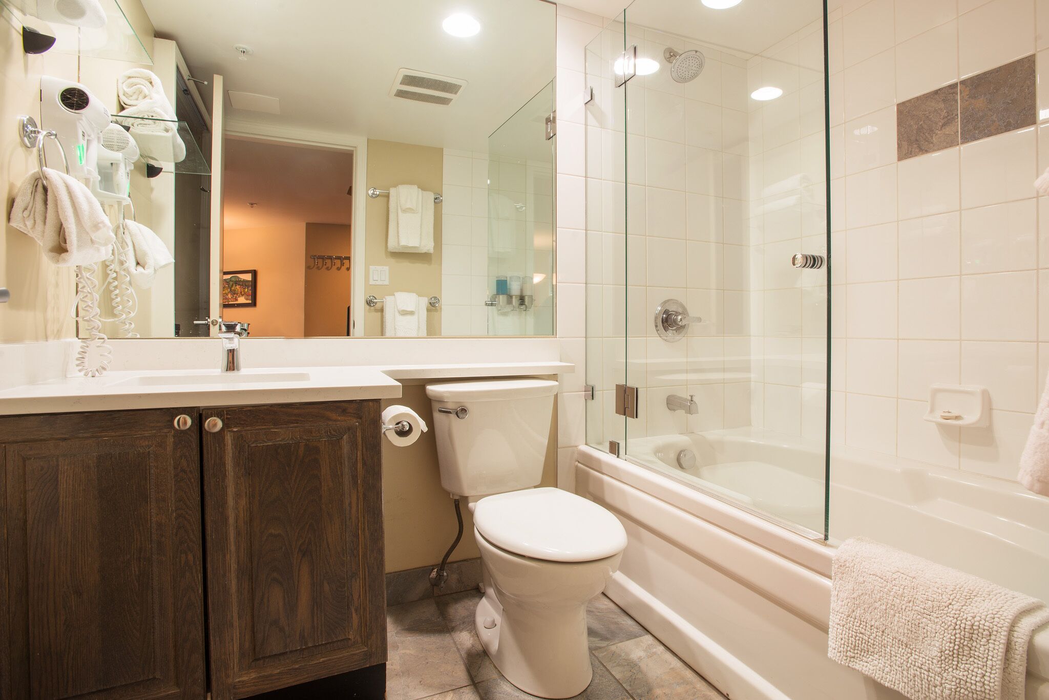 Tina con regadera, secadora de cabello, toallas 