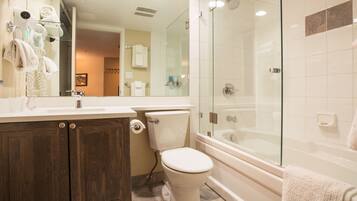 Tina con regadera, secadora de cabello, toallas