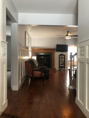 Televisión, chimenea, libros y oficina 