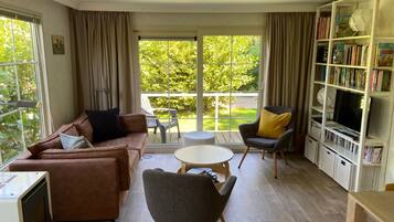 Een televisie en een dvd-speler