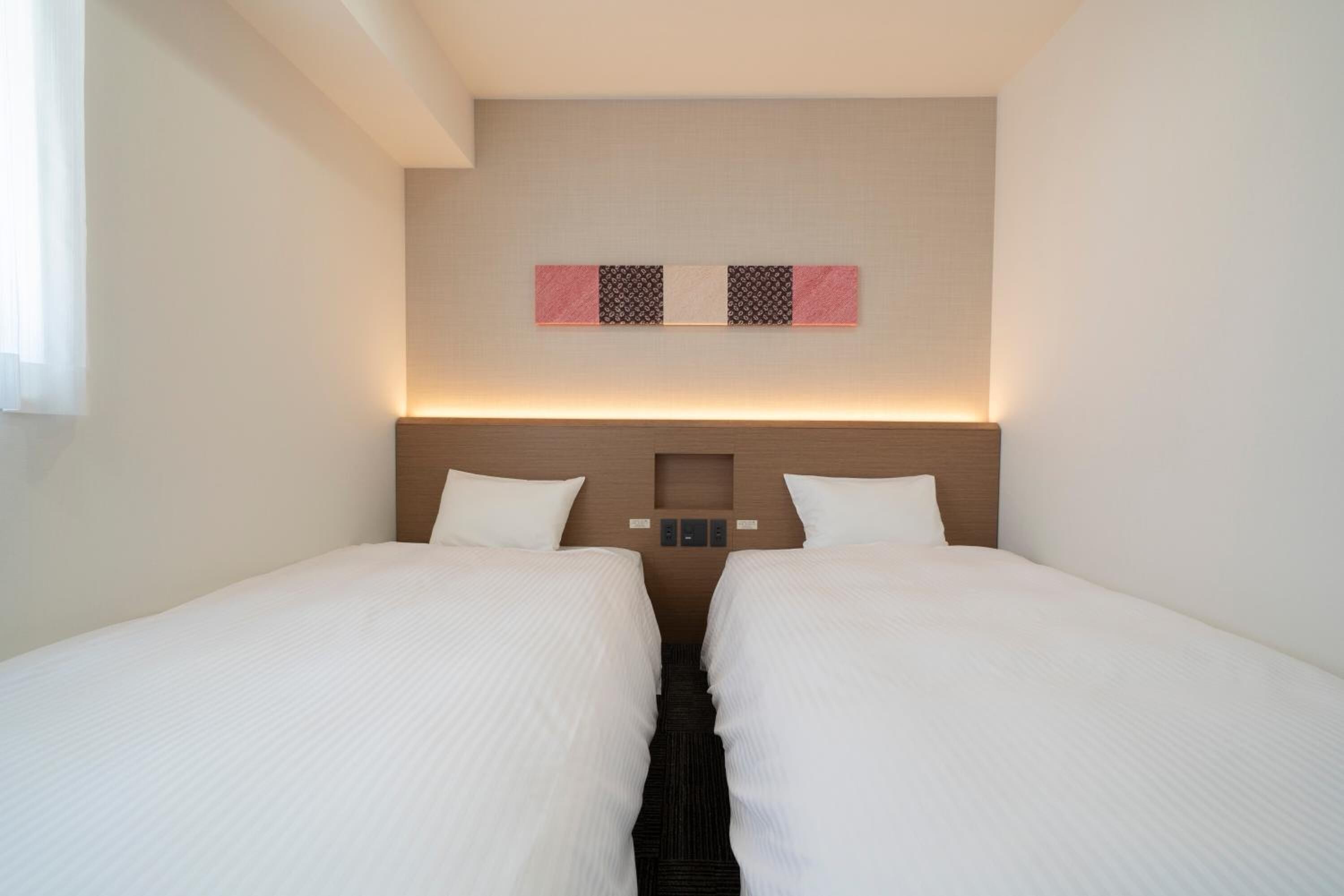 1 bedroom, down duvets, desk, free wifi