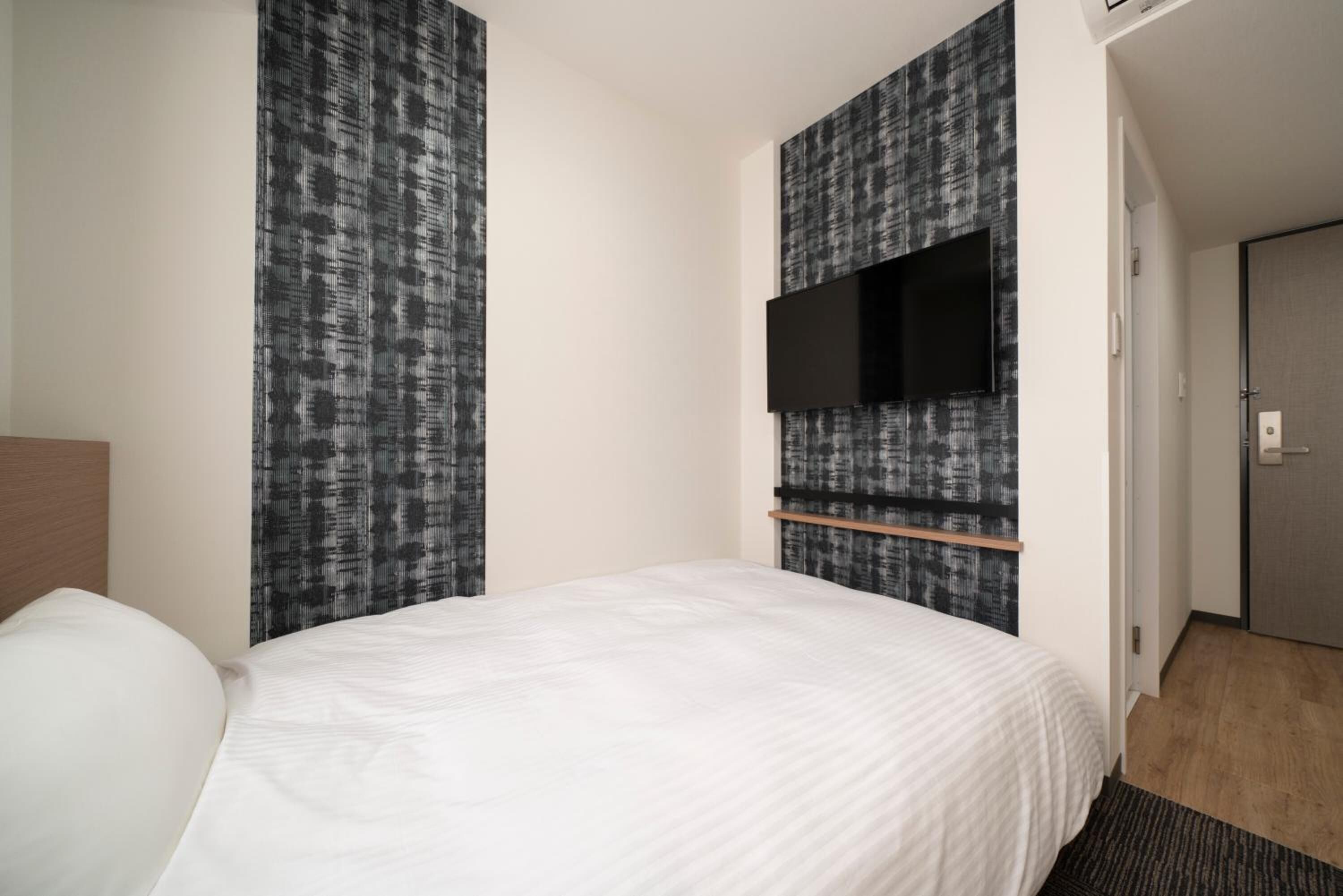 1 bedroom, down duvets, desk, free wifi