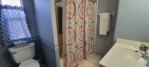 وحدات دش مع أحواض استحمام، مجففات شعر، مناشف، صابون