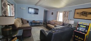 Téléviseur, lecteur de DVD, livres, chaßne audio