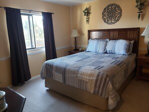 2 عدّة غرف نوم ومكواة/لوح كي وواي فاي وملاءات أسرّة