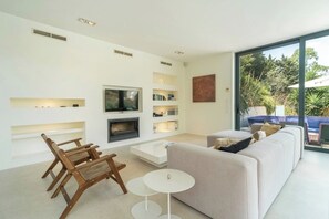 Smart TV, lareira, livros