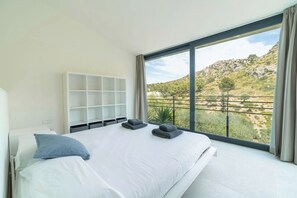 3 habitaciones, tabla de planchar con plancha y cuna de viaje 