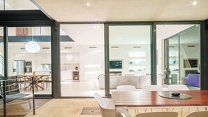 A modern interior with a dining area, kitchen, and living space. - NATURE VILLA BONAIRE - Exclusive villa with infinity pool. (Alcúdia)