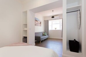 1 dormitori, planxa i posts de planxar, un bressol de viatge i wifi