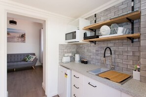 Fridge, microwave, stovetop, coffee/tea maker - Emu at White Gum Lodge (White Gum Valley)