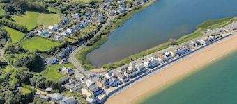 19 At The Beach - an apartment that sleeps 4 guests in 1 bedroom