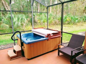 Tina de hidromasaje al aire libre