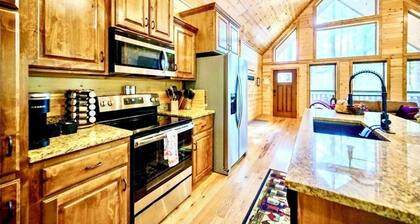 GOTANYGRAPES Luxury Cabin- Hot Tub 2 Masters 2 Fireplaces