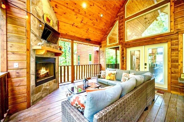 Interior - GOTANYGRAPES Luxury Cabin- Hot Tub 2 Masters 2 Fireplaces (Broken Bow)