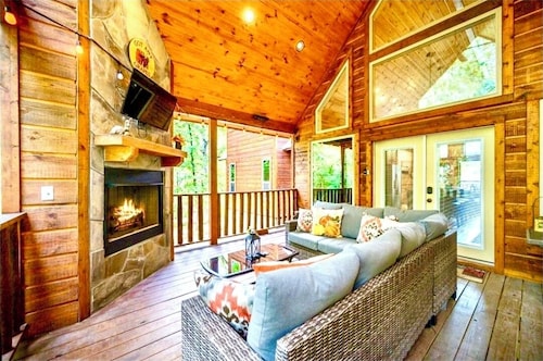 GOTANYGRAPES Cozy Cabin Retreat- Hot Tub, Fireplaces - Amazing Stay!