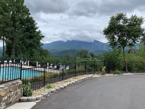 Outdoor pool - ⭐️AmaZinG MTN VieW Chalet⛰️! 4bed-2bath close to NP hiking🥾& Downtown G’BURG!⭐️ (Gatlinburg)