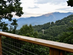 Property grounds - ⭐️AmaZinG MTN VieW Chalet⛰️! 4bed-2bath close to NP hiking🥾& Downtown G’BURG!⭐️ (Gatlinburg)