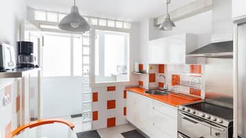 Fridge, microwave, oven, coffee/tea maker