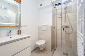 Kombinert dusj/badekar, hårføner og håndklær