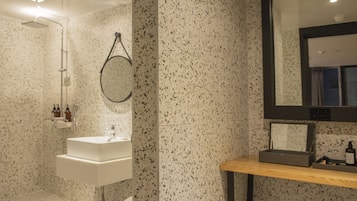 VIP | Salle de bain | Douche, sèche-cheveux, peignoirs, chaussons