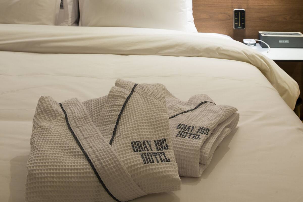 WiFi (free), bed sheets