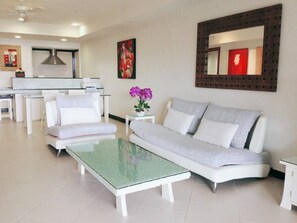 1 Bedroom Sea View | Living room