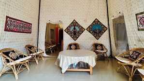 Maharaja Group Tent | Oppholdsområde | En 32-tommers Flatskjerm-TV med Parabol-TV samt TV og bordtennis