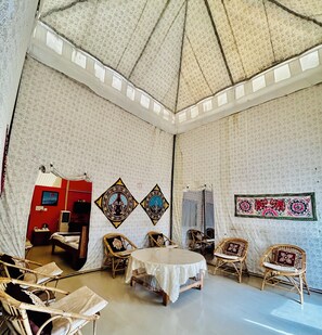 Maharaja Group Tent | 起居區 | 32-吋平面電視、衛星頻道、電視、乒乓球