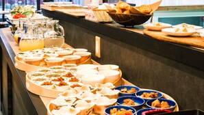 A buffet with various food items and beverages. - Business Hotel Hane Ise Inter (Ise)