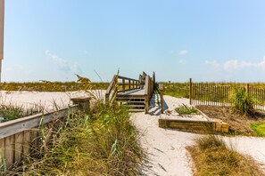 Property grounds - Second-floor condo w/beach access, shared outdoor pool & tennis court! (Navarre Beach)