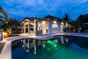 Una piscina al aire libre