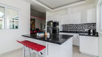 4-Bedrooms Villa with Private Pool | Cozinha privada | Geladeira, micro-ondas, fogão, cooktop