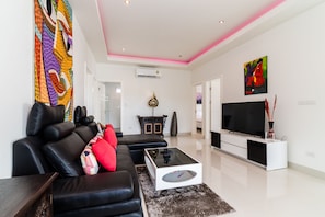 4-Bedrooms Villa with Private Pool | Area keluarga | Televisi layar datar 48-inci dengan saluran TV satelit dan TV